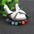 Handgemaakte chakra armband met 7 edelstenen op een keramische handhouder - 7 Kleuren Energiesteen / Kleurrijk
