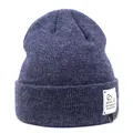 Detail van donkerblauwe gebreide muts met Love Pet logo patch en decoratieve D-ring - M (56-58cm) / Marineblauw