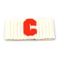 Nahaufnahme von weißem Strickstirnband mit rotem Chenille-Buchstaben-C-Patch - Weiß