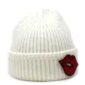 Detailansicht der weißen Strickmütze mit glitzerndem roten Lippen-Patch aus Pailletten - M (56-58cm) / Weiß
