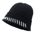 Detailaufnahme der schwarzen Strickmütze mit kontrastierenden weißen Ziernähten - M (56-58cm) / Schwarz