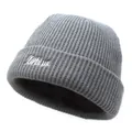 Vue détaillée du bonnet en maille grise avec broderie cursive blanche Zyblue de haute qualité - Gris / M (56-58cm)