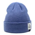 Detail van de blauwe geribbelde muts met decoratieve patch en een omgeslagen rand - M (56-58cm) / Blauw