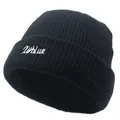 Dettaglio del ricamo Kblue sul berretto in maglia a coste nere con risvolto alto - Nero / M (56-58cm)