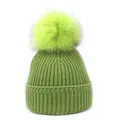 Dettaglio della maglia del berretto invernale verde con grande pompon in pelliccia - M(56-58cm) / Verde