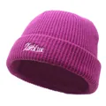 Dettaglio della trama a costine e ricamo Hyblue sul risvolto del berretto rosa - Viola / M (56-58cm)