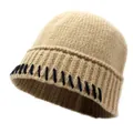 Khakifarbene gestrickte Beanie-Mütze für Damen mit schwarzen Kreuzstich-Details am Rand - M (56-58cm) / Khaki