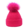 Levendige roze gebreide muts met een grote pluizige bontpompon voor winterse warmte - M (56-58cm) / Rozerood