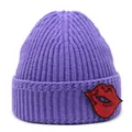 Dettaglio del berretto in maglia viola con toppa a labbra di paillettes rosse sul bordo - M (56-58cm) / Viola