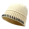 Detail der cremefarbenen Strickmütze mit Rippmuster und schwarzen Kontrastnähten am Saum - M (56-58cm) / Beige