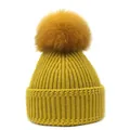 Dettaglio del berretto giallo a costine con un grande pompon in ecopelliccia coordinato - M(56-58cm) / Giallo