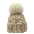 Dettaglio berretto in maglia beige con pompon in ecopelliccia e ampio bordo risvoltato - M(56-58cm) / Kaki