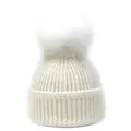 Chique crèmewitte gebreide wintermuts met grote pompon van imitatiebont dames - M (56-58cm) / Wit