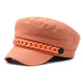 Detail einer orangeroten Schirmmütze mit grober Kette und seitlichen Zierknöpfen - M / Orange