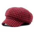 Classic houndstooth newsboy cap in red and black thick wool fabric with short brim - M (56-58cm) / Red