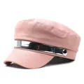 Detail der hellrosa Kapitänsmütze mit silbernem Metallband und M-Prägung auf dem Band - M / Rosa