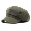 Vista detallada de la gorra tipo newsboy verde oliva en algodón con textura de sarga dura - M(56-58cm) / Verde