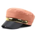 Dettaglio cappello piatto in twill corallo con visiera in pelle nera e ciondolo M oro - M (56-58cm) / Arancione