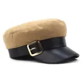Detail van de camelkleurige wollen newsboy pet met zwarte leren klep en gouden metalen gesp - M (56-58cm) / Khaki