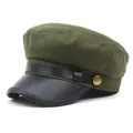 Dettaglio del cappello marinaio verde militare con visiera in pelle PU nera e bottone d'oro - M (56-58cm) / Verde