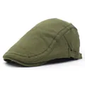 Detail van de metalen gesp en twill stof op de legergroene katoenen platte pet voor heren - M (56-58cm) / Groen