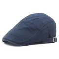 Détail d'une casquette plate bleu marine en coton avec coutures doubles et boucle en métal - M / Bleu marine