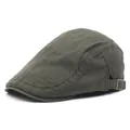 Gros plan sur la boucle métallique ajustable d'une casquette plate en coton olive - M / Vert