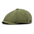 Detailopname van groene katoenen newsboy cap met decoratieve zijbadge en knop op de bovenkant - M(56-58cm) / Groen