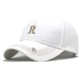 Detalle del bordado de letra R en caqui y costuras decorativas en gorra blanca - M(56-58cm) / Blanco