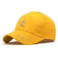 Detalle de gorra de béisbol de algodón amarillo con bordado de la letra R plateada - M(56-58cm) / Amarillo