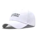 Detail einer weißen Sport-Baseballkappe mit 3D-Stickerei und gebogenem Schirm - M (56-58cm) / Weiß
