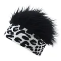Dettaglio del berretto in maglia con capelli in pelliccia sintetica e stampa leopardata - Stampa Leopardata con Capelli Neri