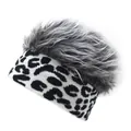 Dettaglio della base in maglia leopardata e capelli finti grigi del cappello divertente - Stampa Leopardata con Capelli Grigi