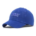 Detail der SPORT-Stickerei und dezentem Buchstabenmuster auf marineblauer Kappe - M (56-58cm) / Blau