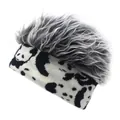 Detailansicht der flauschigen grauen Kunstfaser an einer Strickmütze mit Panda-Muster - Pandamuster mit grauem Haar