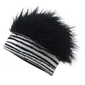 Detail der kreativen Perückenmütze mit flauschigem Kunstfell und gestreiftem Strickbund - Gerade Zebrastreifen mit schwarzem Haar