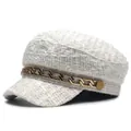 Elegante cappello newsboy in tweed bianco con catena dorata per la moda autunnale - M / Bianco