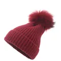 Berretto invernale da donna in maglia a coste bordeaux con grande pompon di pelliccia - M (56-58cm) / Borgogna