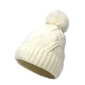Berretto invernale in maglia a trecce per donna con pompon soffice in bianco crema - M / Beige
