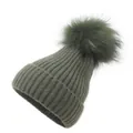Berretto in maglia a coste verde scuro per donna con grande pompon su sfondo bianco - M (56-58cm) / verde scuro