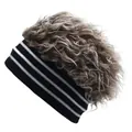 Berretto in maglia con strisce bianche e parrucca di capelli ricci marroni sintetica - M / Strisce Bianche e Nere Con Parrucca Caffè