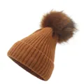 Berretto invernale a maglia a coste con grande pompon di pelliccia in marrone caramello - M (56-58cm) / Arancione