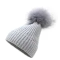 Berretto in maglia grigio scuro da donna con pompon in ecopelliccia per l'inverno - M (56-58cm) / Grigio chiaro