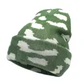 Gros plan du bonnet en tricot vert et blanc avec motif nuage et texture côtelée - M (56-58cm) / Vert