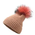Bonnet d'hiver en tricot côtelé marron clair avec un pompon en fausse fourrure rose - M (56-58cm) / Rose