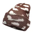 Bonnet en tricot côtelé marron avec motifs de nuages blancs pour la chaleur hivernale - M (56-58cm) / Café