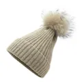 Détail de la texture en maille côtelée et du pompon en fourrure sur un bonnet couleur avoine - M (56-58cm) / Kaki