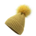 Détail du bonnet en maille jaune gingembre avec pompon moelleux et texture côtelée - M (56-58cm) / Jaune