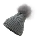 Détail d'un bonnet en maille grise avec pompon duveteux et texture à rayures épaisses - M (56-58cm) / Gris clair