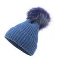 Vue détaillée du bonnet en maille côtelée bleu foncé avec un gros pompon en fourrure - M (56-58cm) / Bleu clair